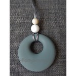 Halskette mit Beißanhänger aus Silikon und Perlen für zahnende Babys während des Stillens ohne BPA handgefertigt von MilkMama 5 Farben Grau